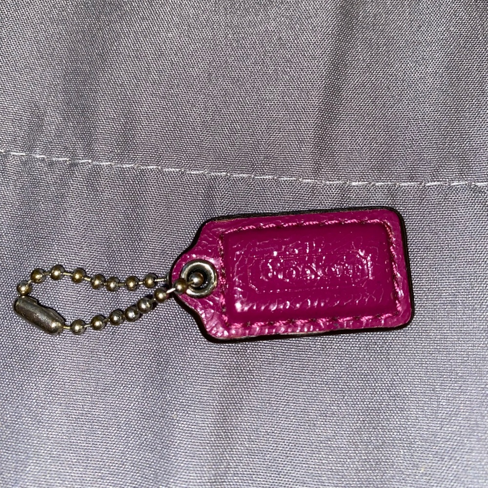 Small Coach Hang Tag - Picture 2 of 3
